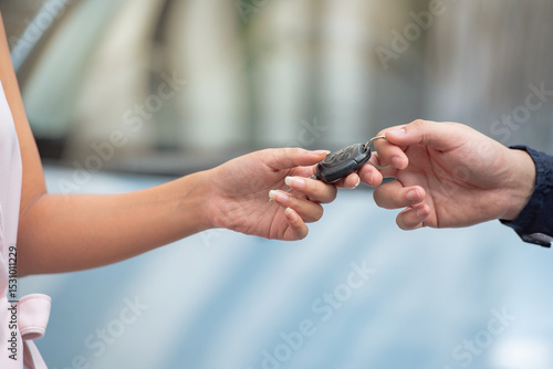 Εκτύπωση καμβά car salesman give key car to lender or buyer after making deal contract with lender