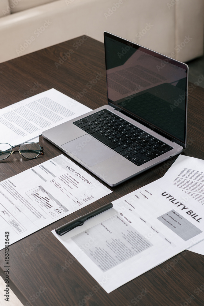 Obraz premium Organizing essential paperwork on a modern desk at home office