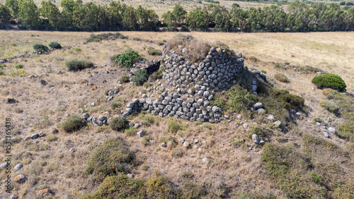 Fotografie nuraghe structure in Narbolia’s rural landscape, central-western Sardinia