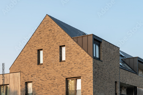 Schilderij op canvas Modern brown single-family house photographed from the outside, with clear architectural lines and a pitched roof