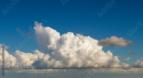 Foto Rain clouds forming on blue Florida sky. Colorful summer skyscape