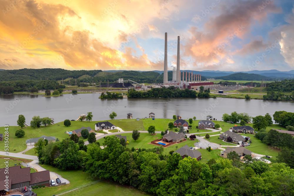 Fototapeta premium Toxic emissions from thermal power plant polluting air in city suburbs. Electricity production by burning coal fossil fuel. Kingston Steam Plant in Roane County, Tennessee, USA