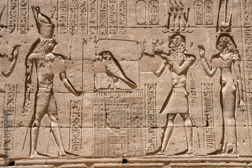 Cuadro en lienzo Basrelief of Horus and Isis on the walls of the Temple of Horus in Edfu, Egypt