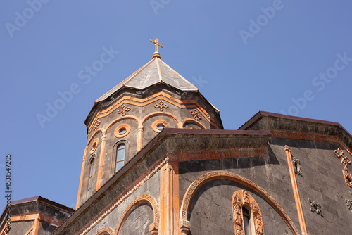 Foto Church Amenaprkich of the Holy Savior with red arches on black tuff on the bac