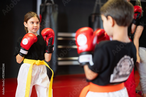 Canvastavla Boy and a girl in red boxing gloves work in sparring, they practice punches and practice stance