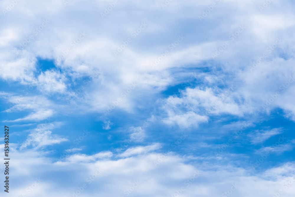 Obraz premium 6月の空 朝の青空に白い雲34