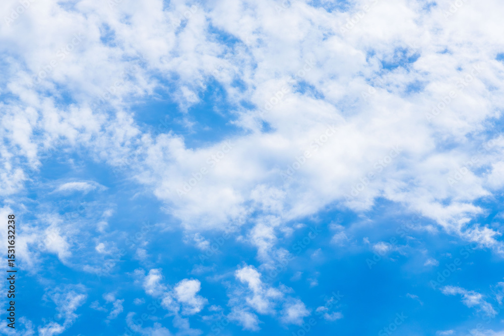 Obraz premium 6月の空 朝の青空に白い雲22