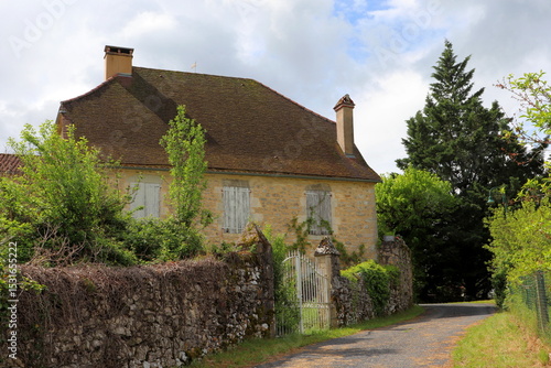 Lentillac-du--Causse - Vieille rue ombragée