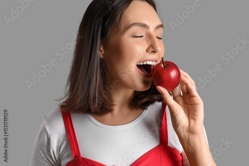 Beautiful young woman eatin...