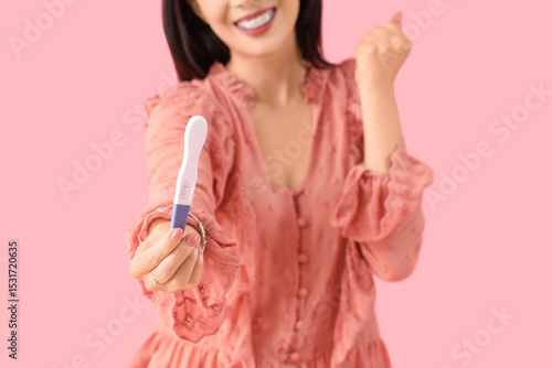 Young woman with pregnancy ...
