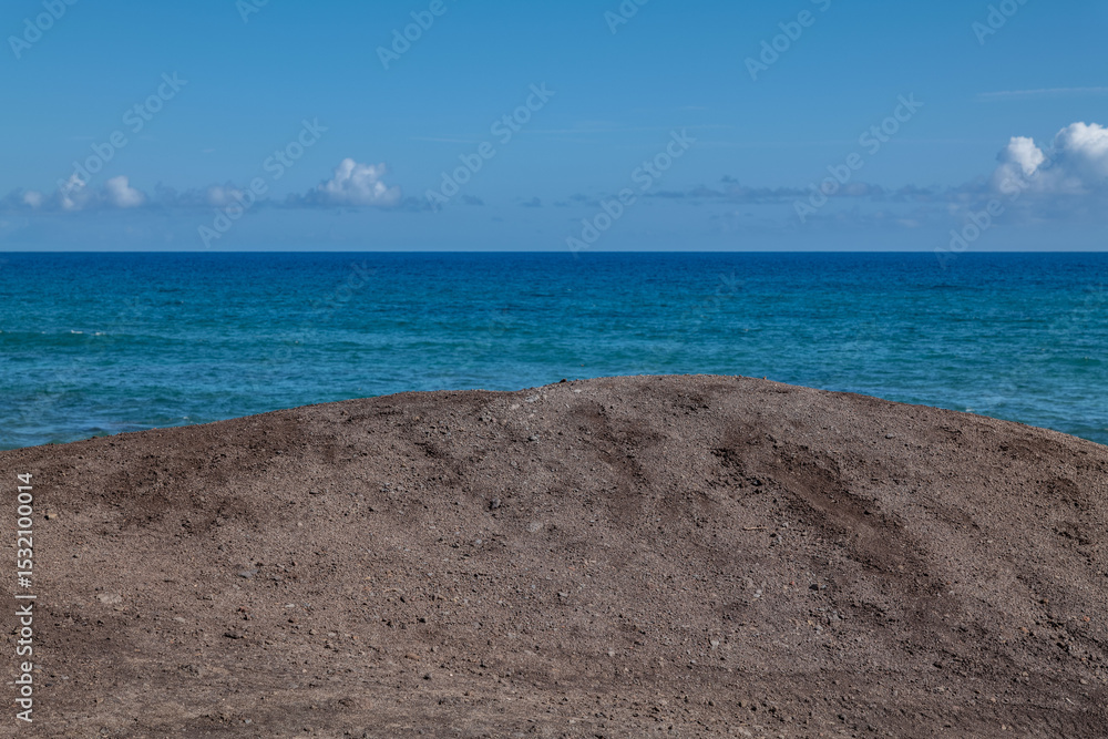 Obraz premium Alluvium (Holocene and Pleistocene) -Unconsolidated deposits of silt, sand, and gravel along streams and in valley bottoms. Kaʻena Point Trail（North), Oahu Hawaii. 