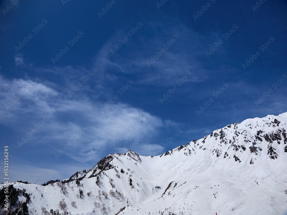 Obraz premium 春の観光名所立山連峰の雪景色
