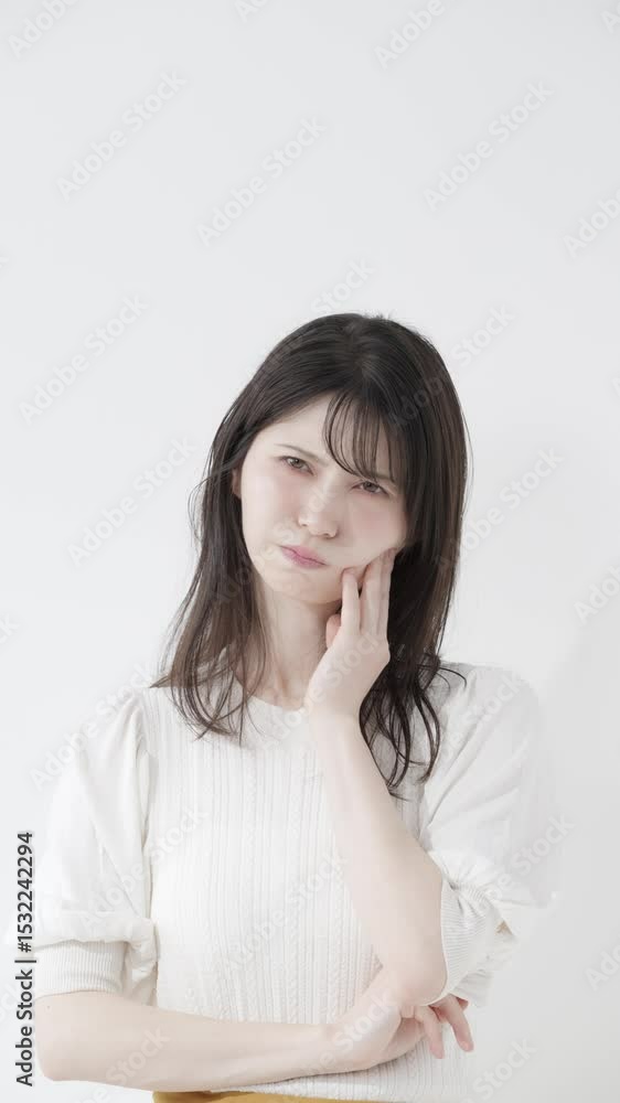 考える女性 考える女性