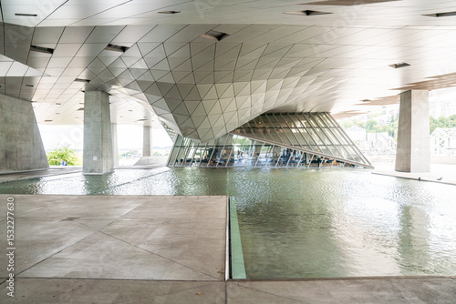 Tableau sur toile Moderne Architektur am Musée des Confluences in Lyon Wasserspiele und Design
