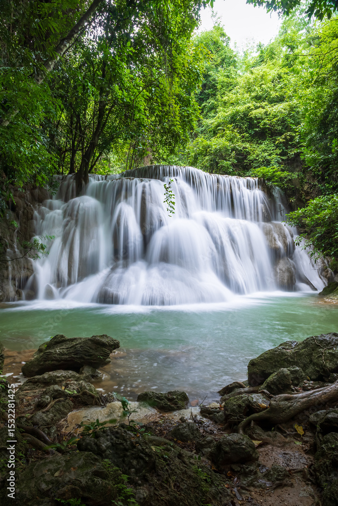 Obraz premium Huay Mae Khamin waterfall in tropical rainforest National Park, Tier 3 Wang Na Pha, Kanchanaburi, Thailand