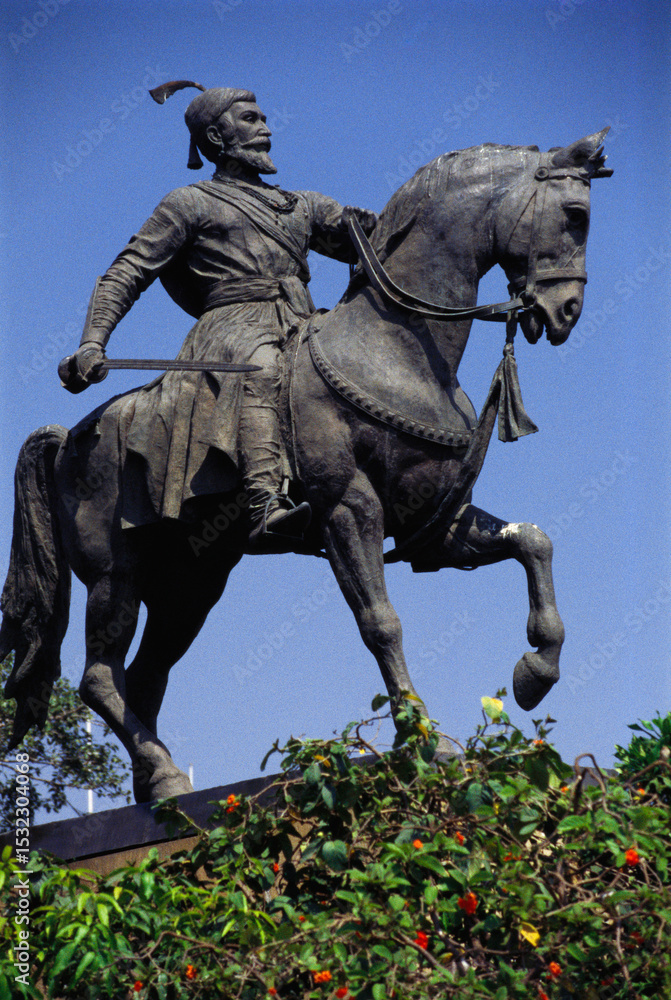 Obraz premium Statue of Shivaji Maharaj ride on horse at Gateway Of India, Bombay Mumbai, Maharashtra, India