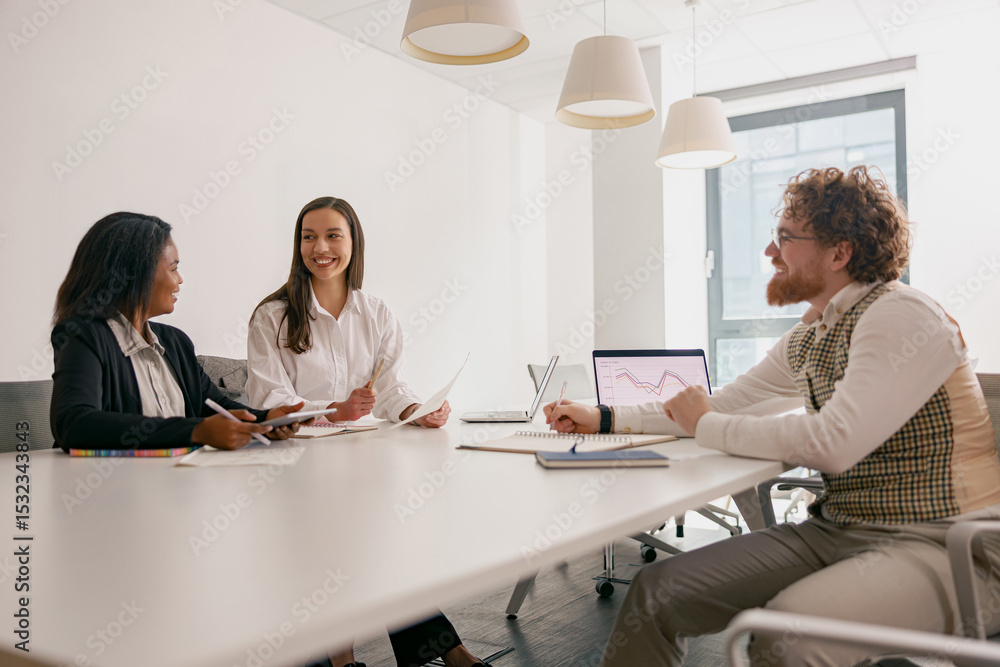 Obraz premium In a welllit office environment, three skilled professionals participate in a lively collaborative meeting