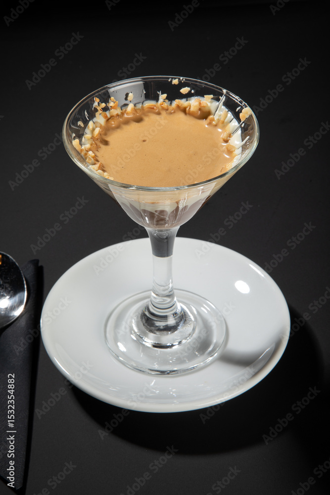 preparazione cocktail barman cappuccino e caffè
preparazione cocktail barman cappuccino e caffè
