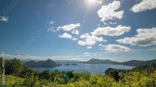 洞爺湖の青く透き通った湖面と青空と雲