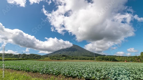 北海道の羊蹄山と周囲に広がる畑と雲のある風景