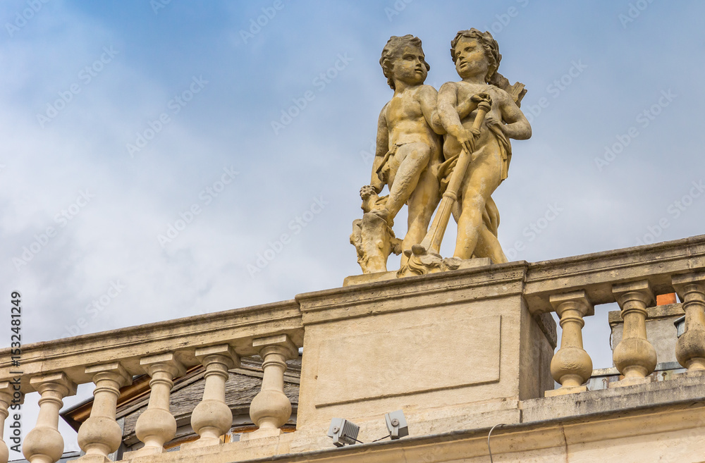 Obraz premium Cherubs on the roof of a historic building in Nancy, France