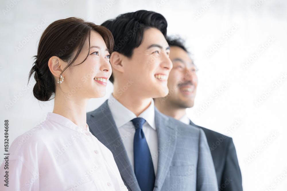 未来や目標を見つめるビジネスシーンの横顔の男女3人のクローズアップ 転職や希望のイメージ 未来や目標を見つめるビジネスシーンの横顔の男女3人のクローズアップ 転職や希望のイメージ