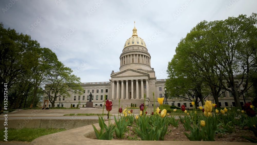 Fototapeta premium Flowers in front of the West Virginia State Capitol in Charleston, featuring stunning architecture.