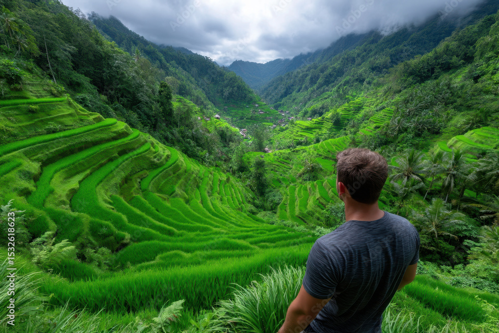 Naklejka premium Stunning view of terraced rice fields in Bali during cloudy weather
