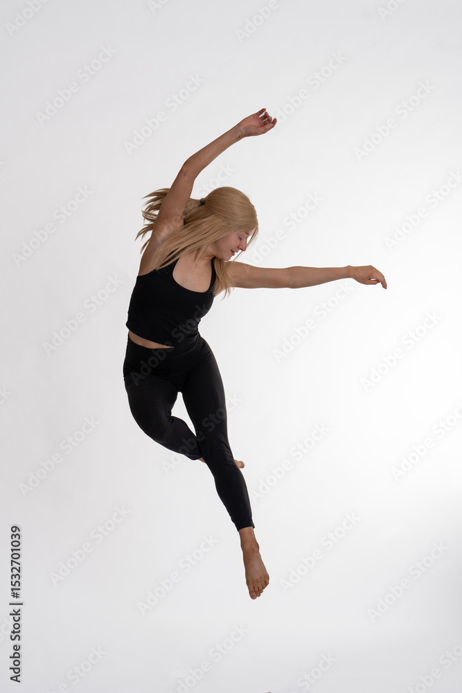 Fototapeta premium Dancer Toni in the studio dancing 