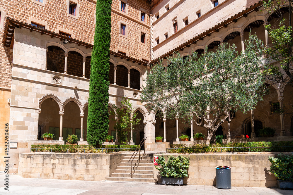 Fototapeta premium Santa Maria de Montserrat Abtei Grüner Kreuzgang mit Arkaden