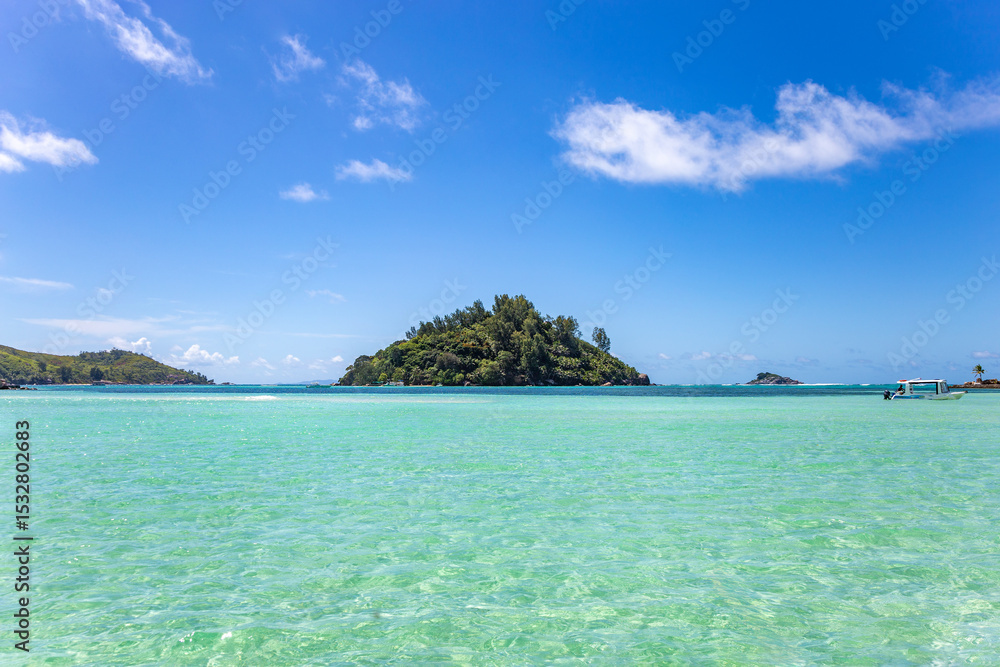 Naklejka premium Round Island, Saint-Anne Marine National Park, Republic of Seychelles, Africa.
