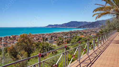 Panorama de Bordighera sur la côte ligure , avec à l'horizon Monaco