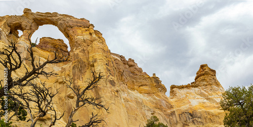 Tableau sur toile Grosvenor Arch Eroded Into The Entrada SAndstone Cliffs, Grand Staircase-Escalan