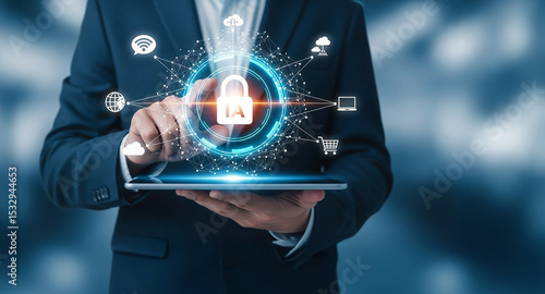 Hombre sostiene en su mano una tableta digital y ésta proyecta un holograma sobre ciberseguridad con Inteligencia Artificial (IA)