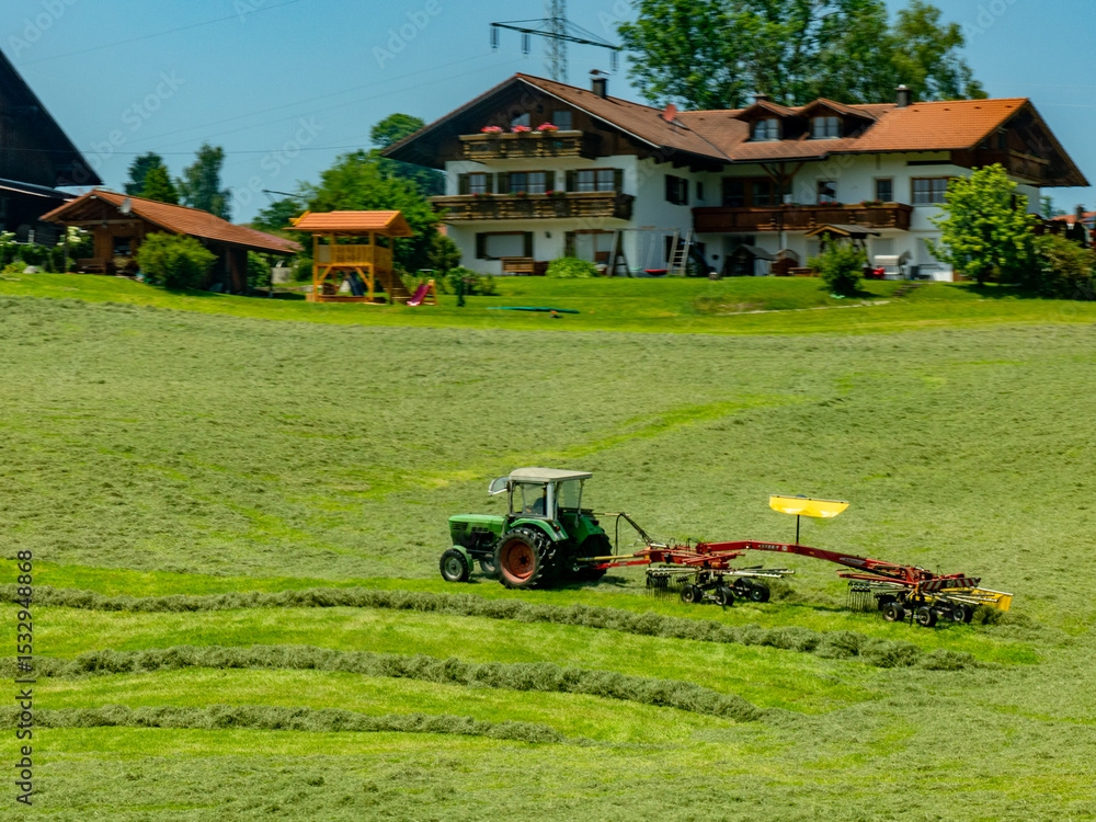 Obraz premium Traktor bei der Arbeit auf dem Feld