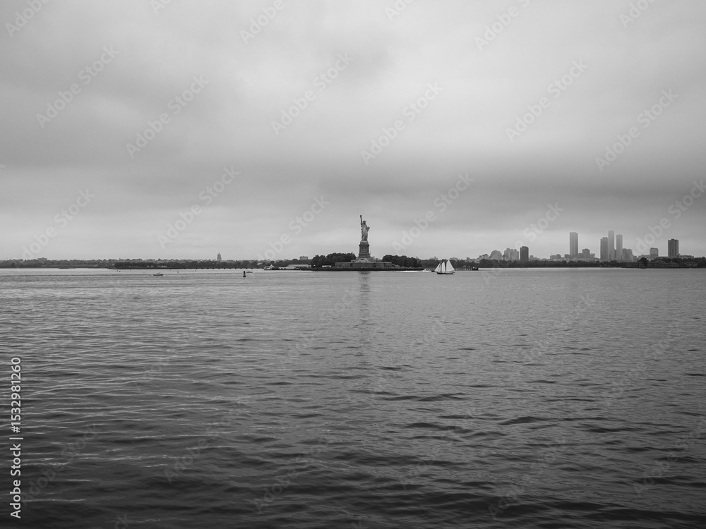 Naklejka premium Statue of liberty from the ferry view