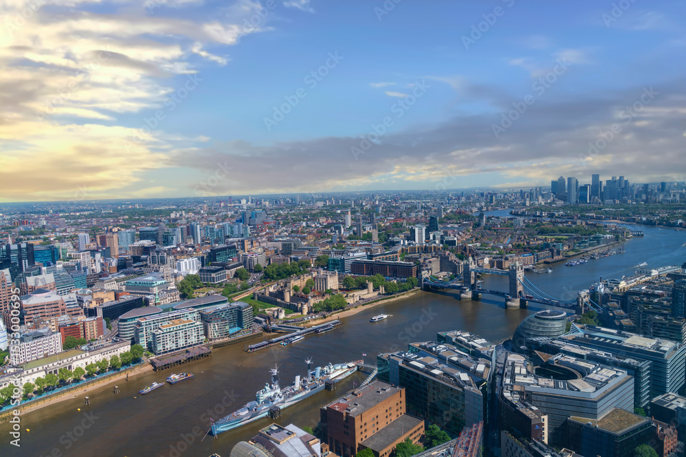 Fototapeta premium Scenic Landscape of the City of London with Blue Skies, UK