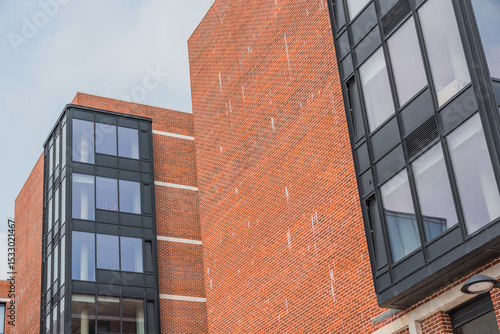 Residential steel structure featuring concrete, brickwork, and large windows.