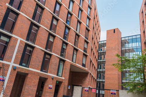 Residential steel structure featuring concrete, brickwork, and large windows.