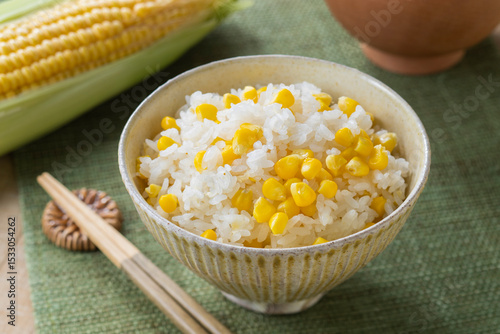 Plakat w ramie 【トウモロコシの炊き込みご飯】夏はトウモロコシの季節。甘味の強い夏のトウモロコシと塩のみで炊き込んだごはん。噛むほどに素材の旨味と食感が嬉しい夏の味覚です。