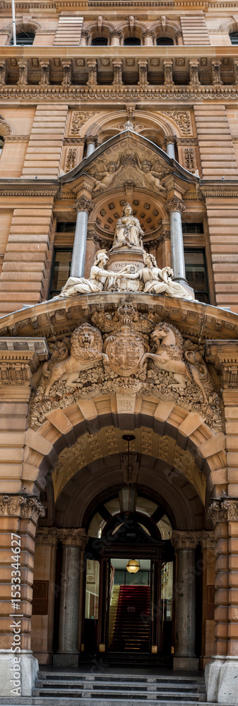 Obraz premium Victoria statue at a building entry Sydney, Australia_20101217_Panorama4.