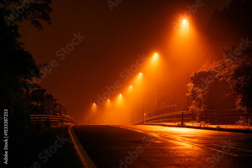 静寂へと続くオレンジ色の道