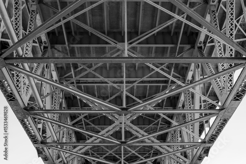 Cuadro en lienzo Black and White View of Steel Bridge's Geometric Underside