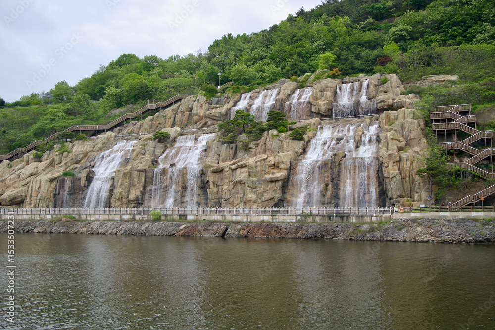 Obraz premium Ara Falls Cascading Beside the Canal