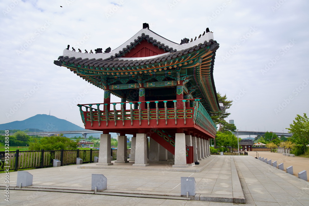 Obraz premium Suhyangwon Pavilion Overlooking the Ara Waterway with Daecheong Mountain in Background
