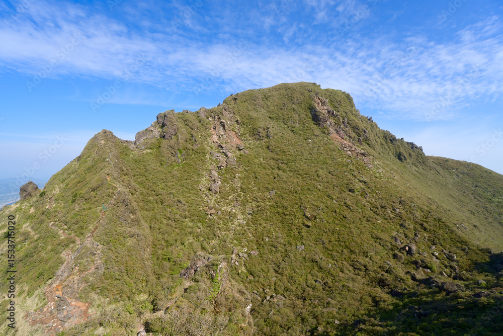 Fototapeta premium 大分県の由布岳、東峰から望む西峰