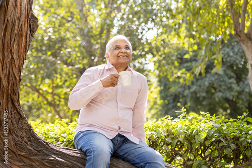 Photography Happy senior man relaxing at park
