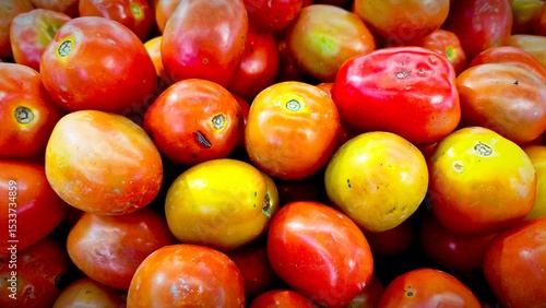 Foto piles of red and green tomatoes displayed for sale at market