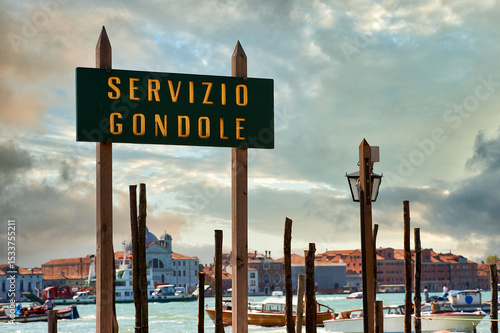 Foto Gondola service sign in venice with cloudy sky