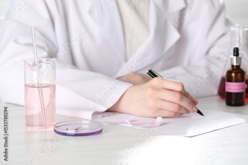 Foto Professional perfumer developing luxury perfume at white wooden table in laborat